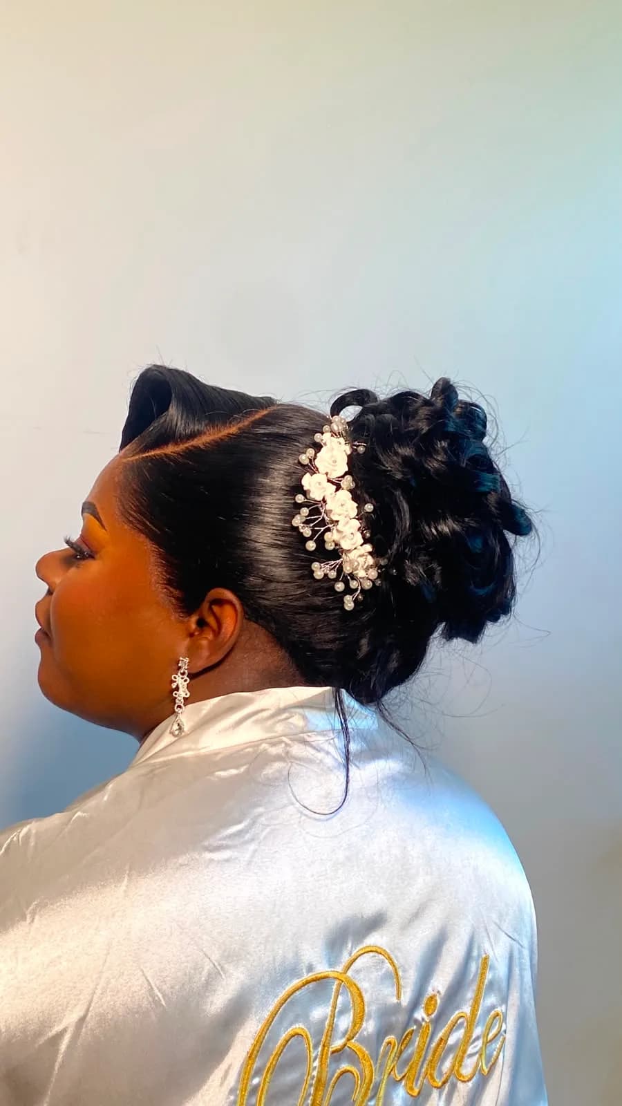 Profil de mariée, chignon relevé orné de perles — GM Black Queen