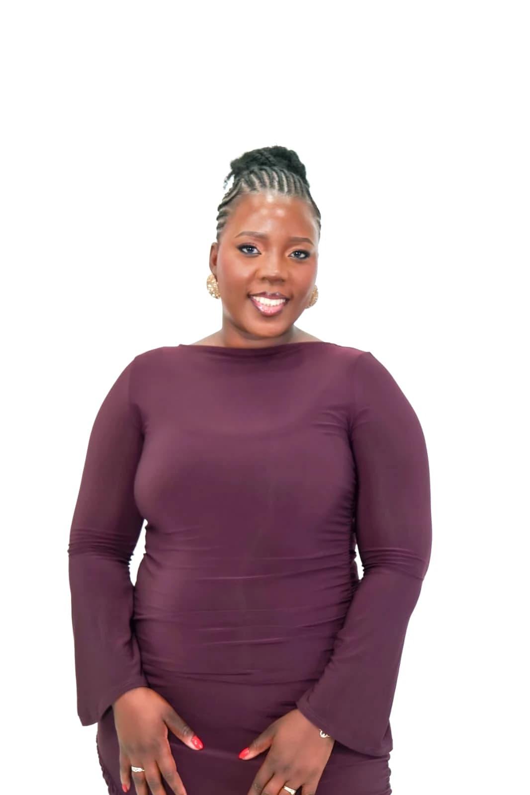 Femme à la peau noire souriante, cheveux tressés en chignon haut, maquillage full glam avec teint sculpté et smoky eyes, robe aubergine à manches longues, réalisé en 32 minutes