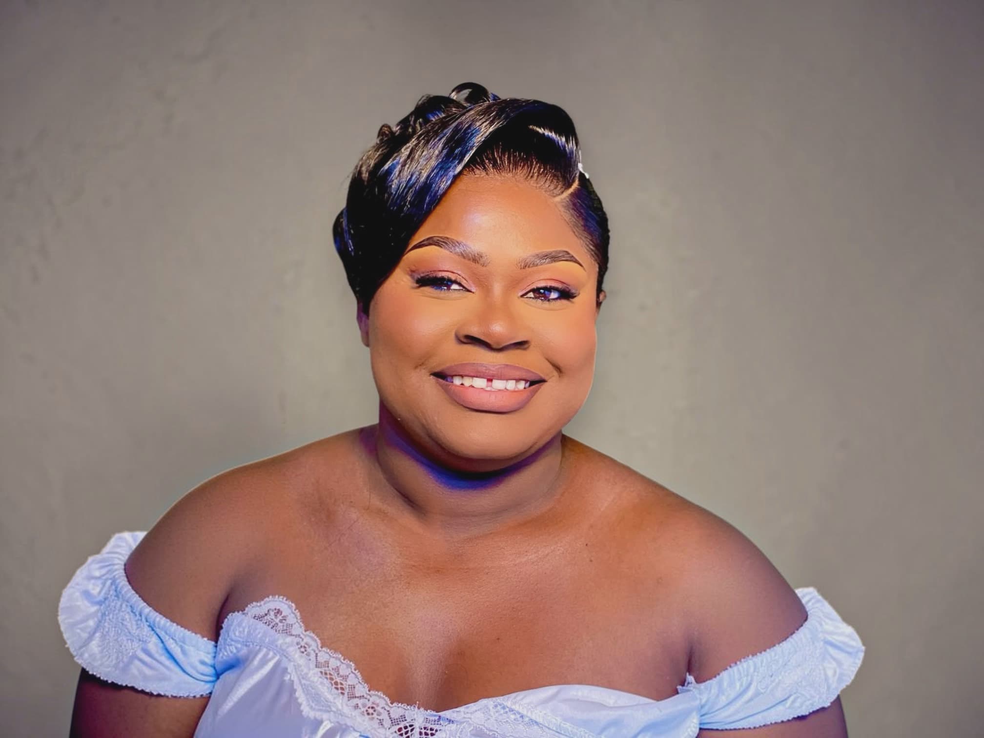 Mariée à la peau noire, originaire de Guadeloupe, maquillage full glam yeux travaillés et teint lumineux le jour de son mariage