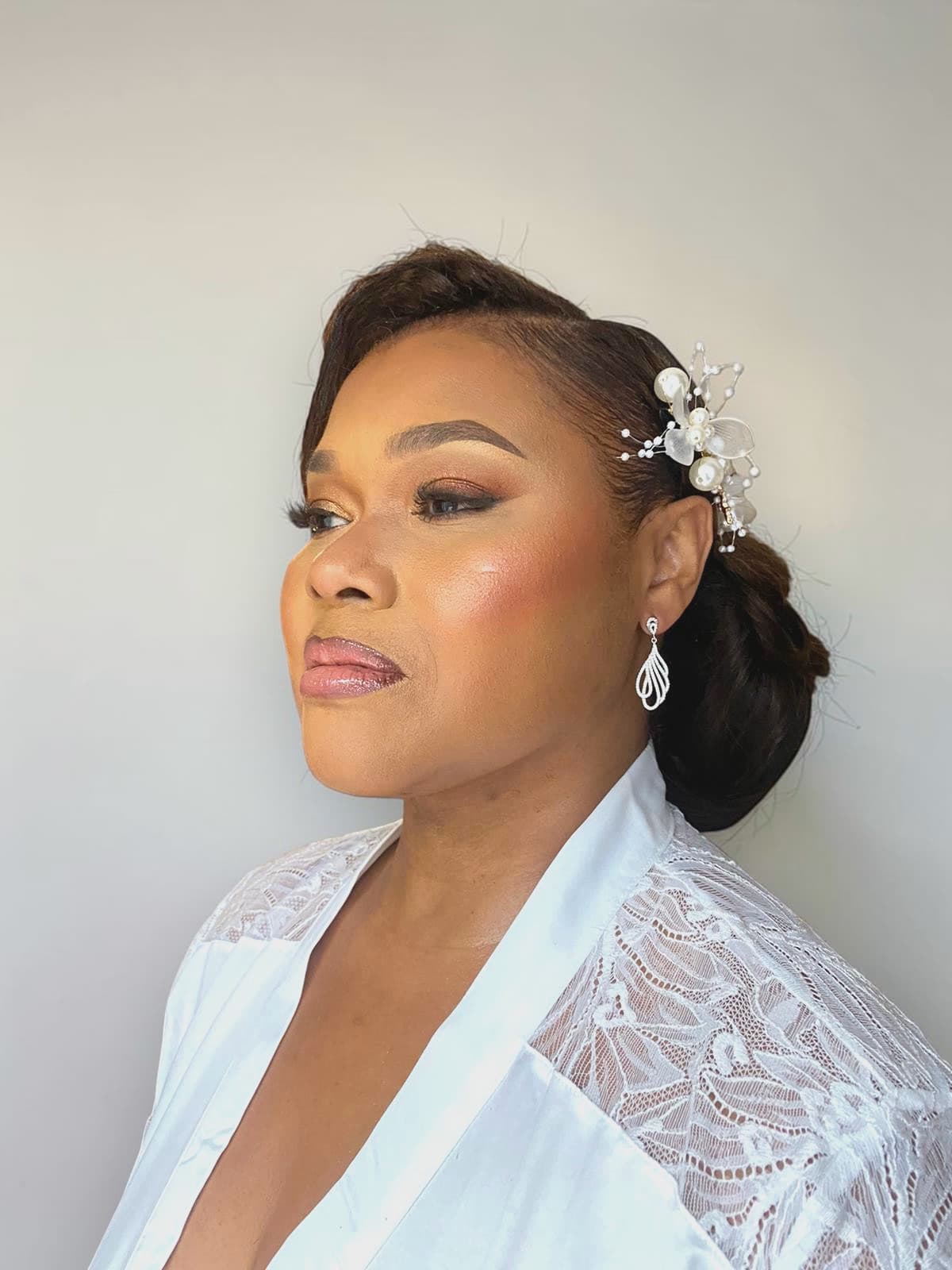 Mariée de profil, bijou de perles et chignon bas — GM Black Queen