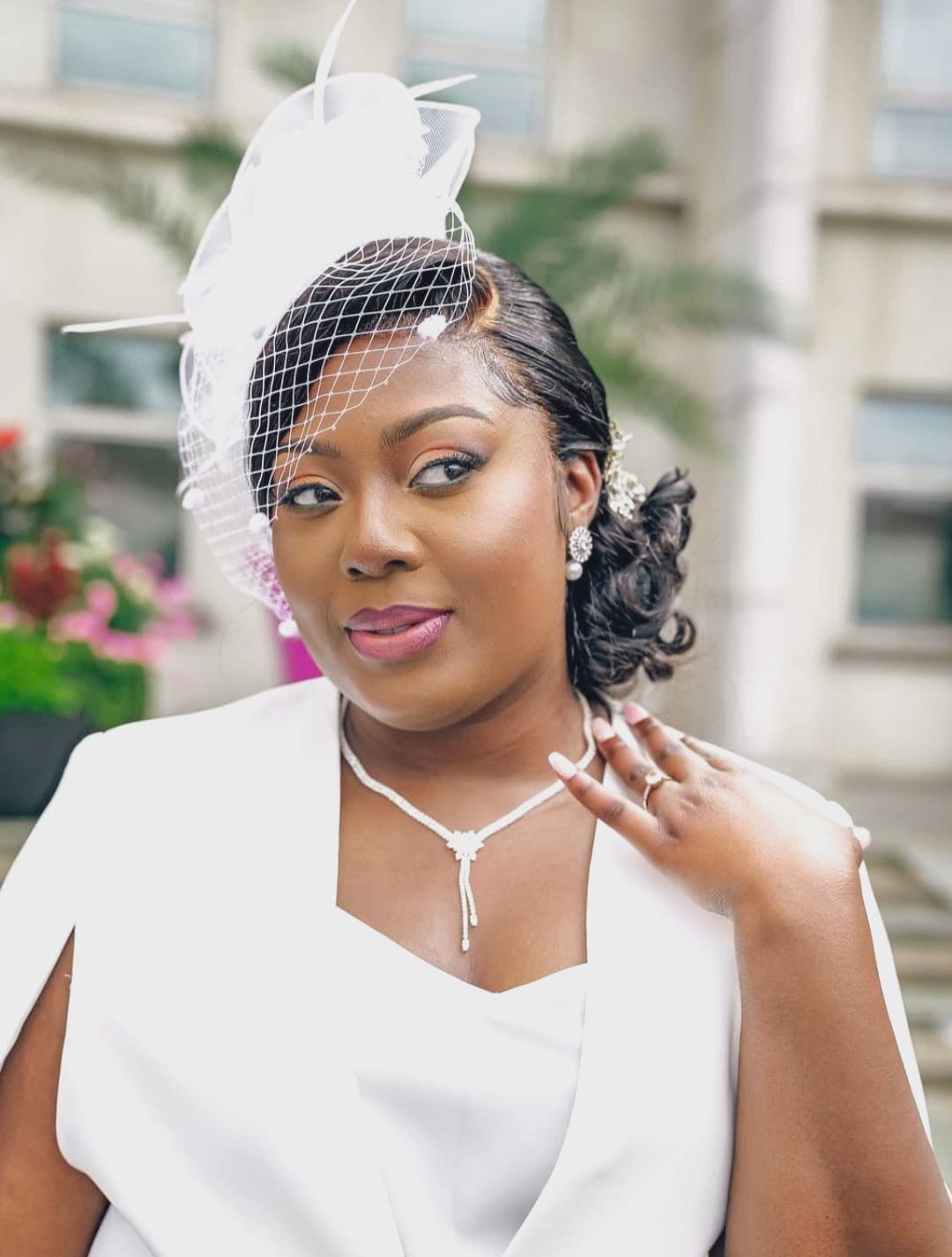 Mariée au bibi voilette, maquillage lumineux — GM Black Queen