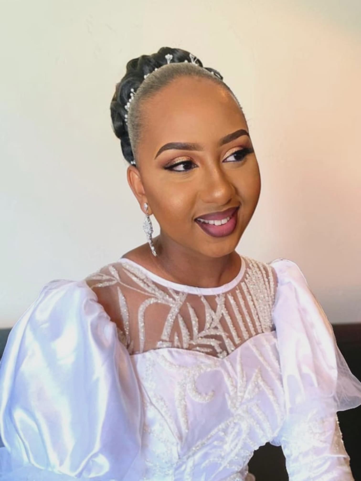 Mariée souriante, chignon haut orné de cristaux — GM Black Queen