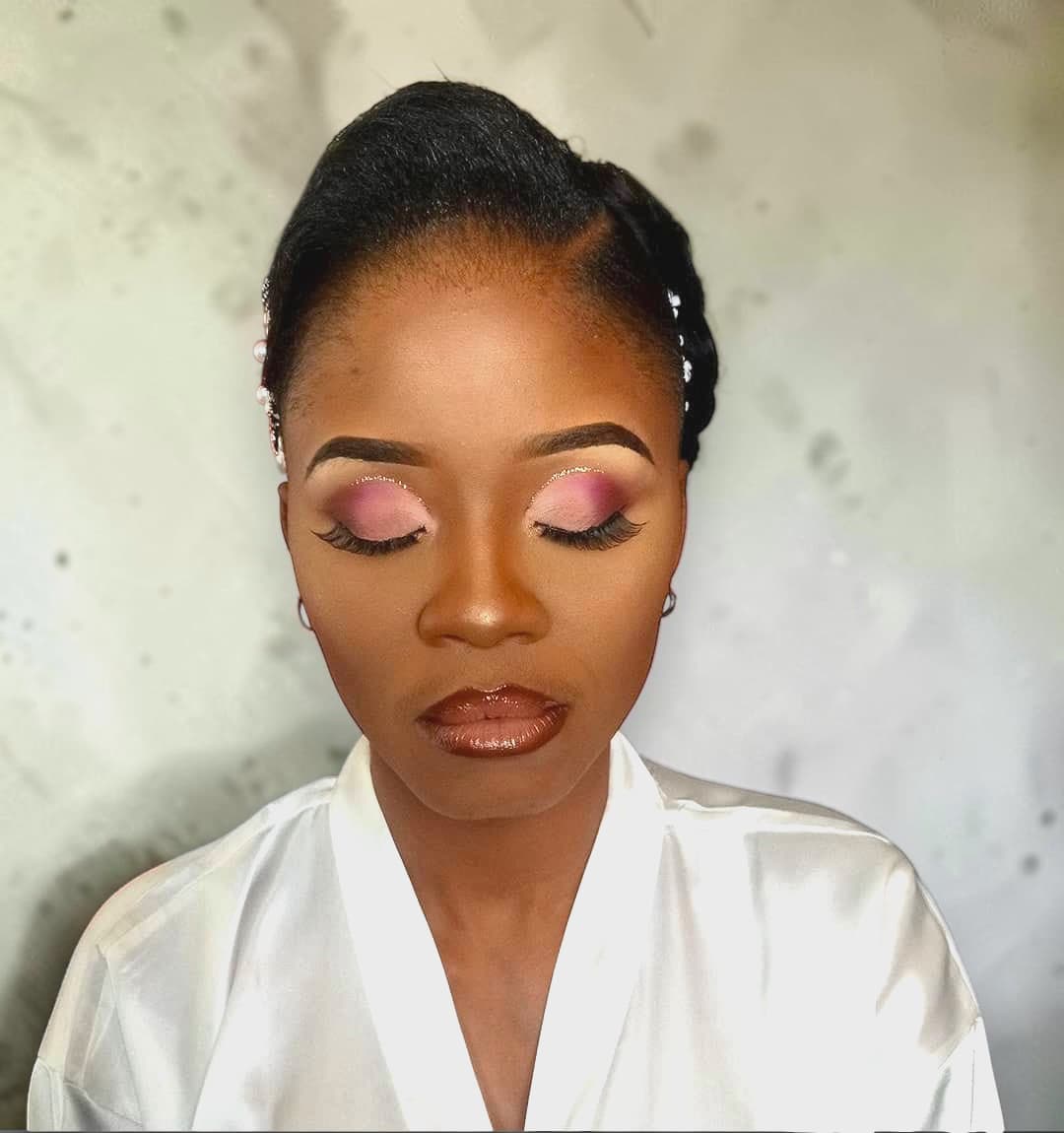 Maquillage de mariée, fards roses et bouche glossy — GM Black Queen