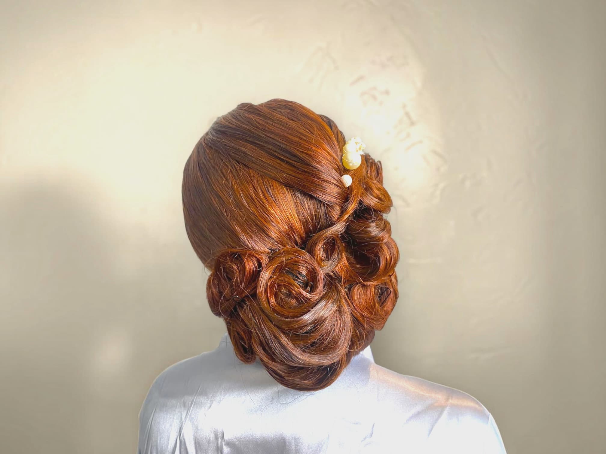 Chignon de mariée roux sculpté, vue arrière — GM Black Queen
