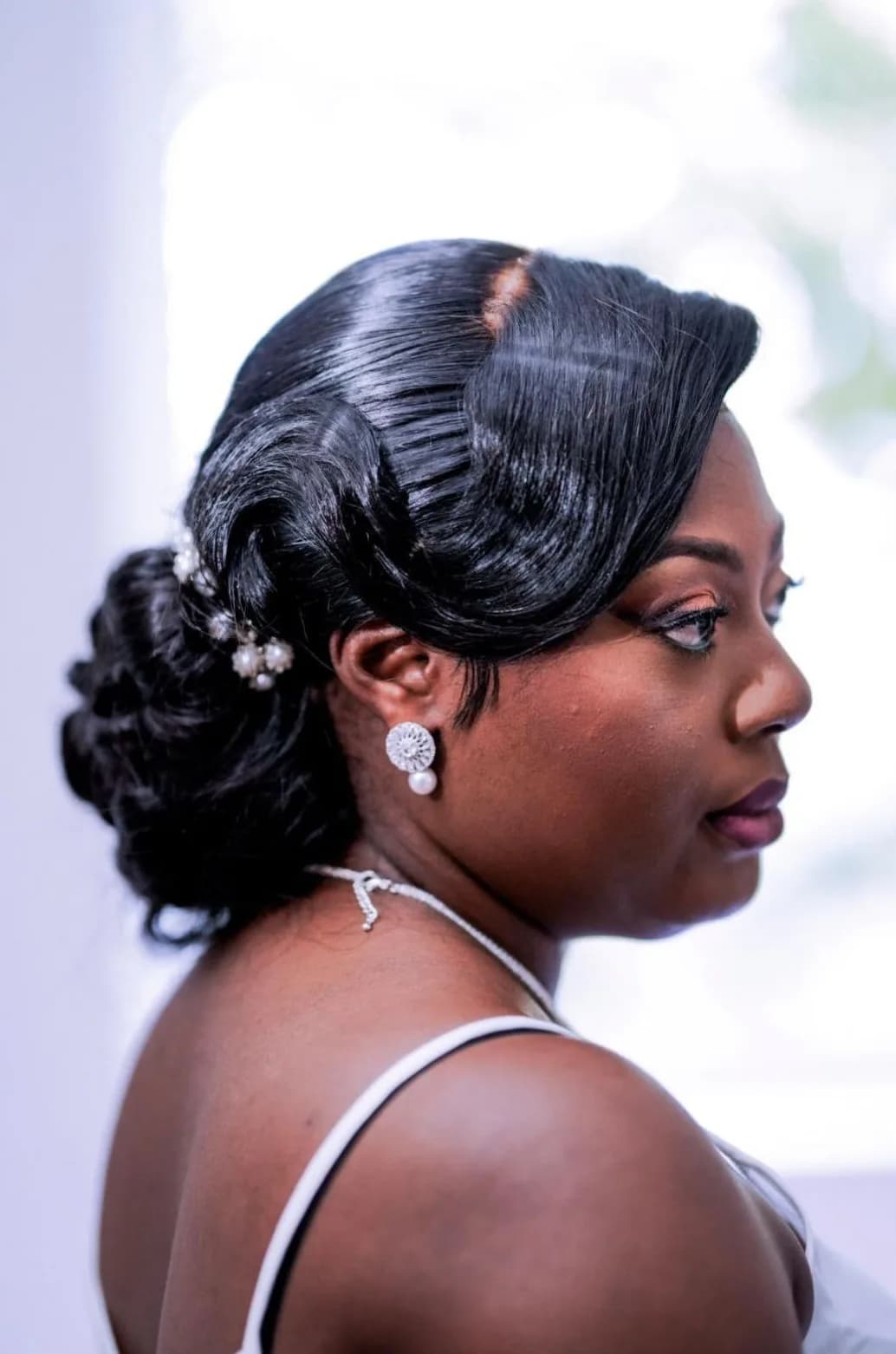 Profil de mariée, perruque ondulée et pics de perles — GM Black Queen