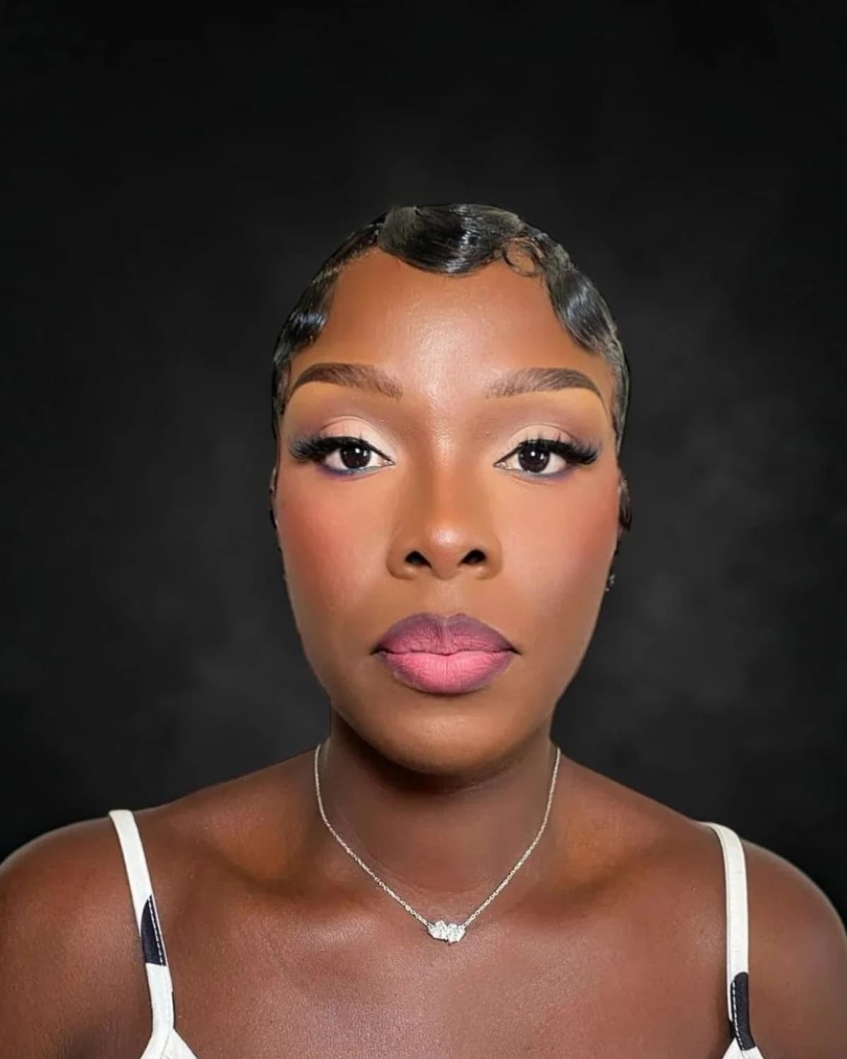 Maquillage soft glam de soirée, teint lumineux et bouche naturelle sur peau noire — GM Black Queen