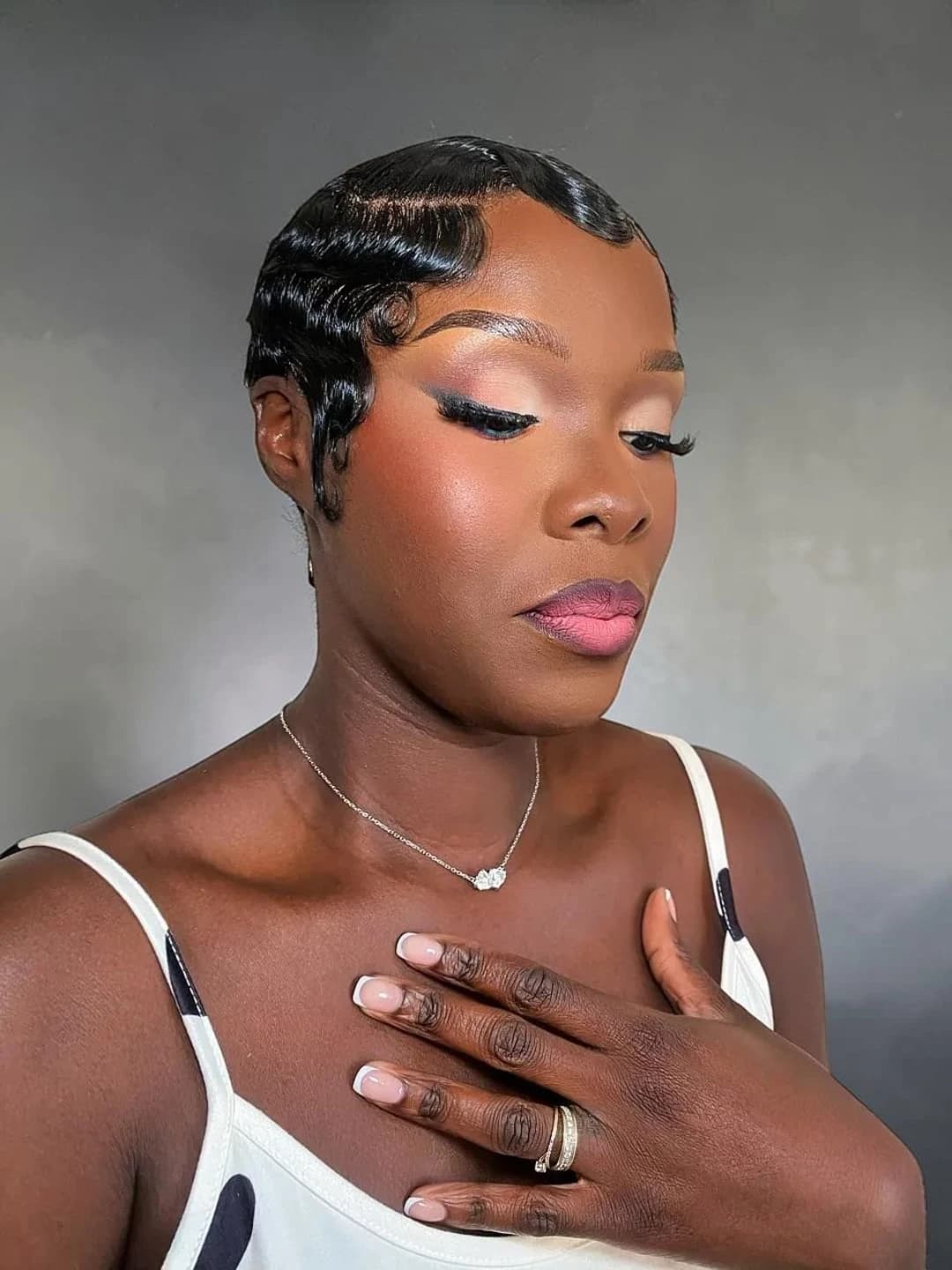 Pose de perruque soirée, finger waves glam — GM Black Queen