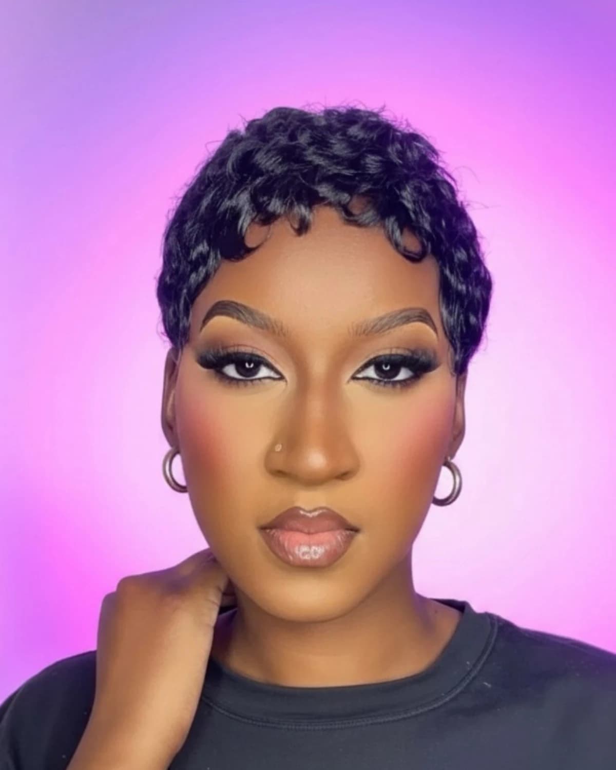 Pose de perruque soirée, pixie glam et liner graphique — GM Black Queen