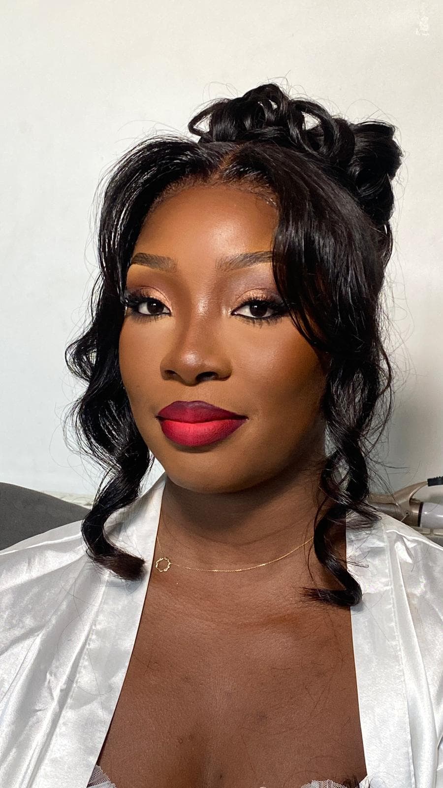 Maquillage glam mariage, teint sublimé et bouche rouge, peau noire — GM Black Queen