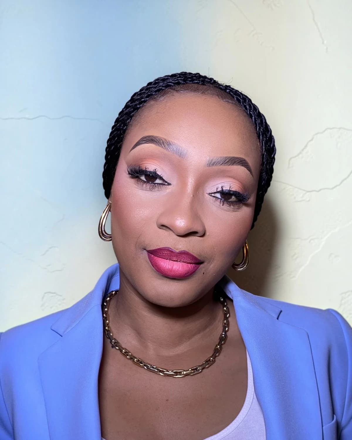 Maquillage soirée glam, teint lumineux et bouche framboise — GM Black Queen