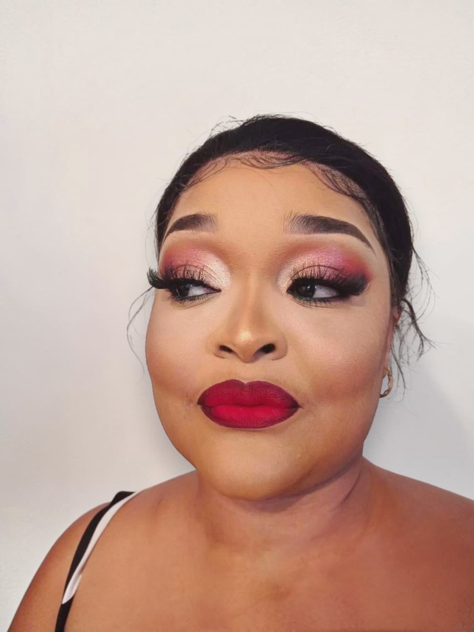 Maquillage full glam rose et bordeaux, peau noire — GM Black Queen