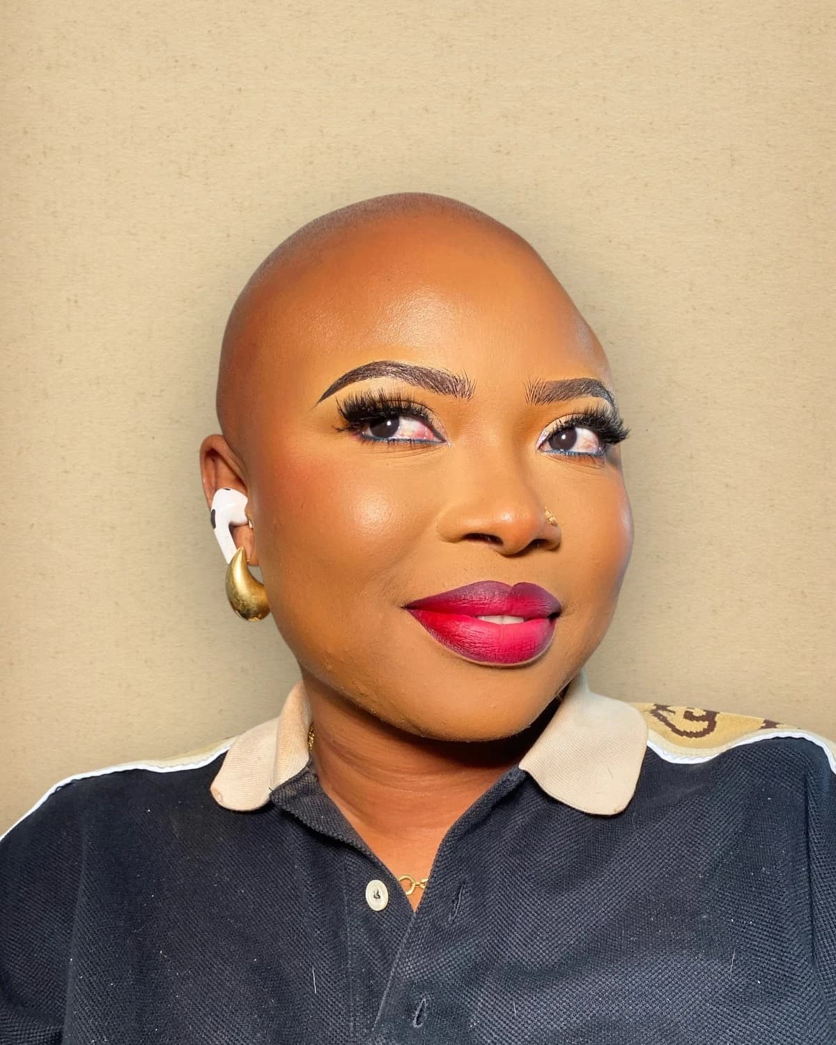Portrait maquillage bold précis, bouche rouge dégradée — GM Black Queen