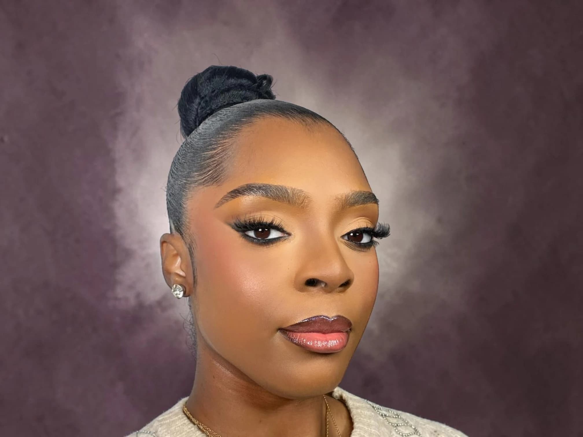 Maquillage nude lumineux, regard souligné et lèvres satinées