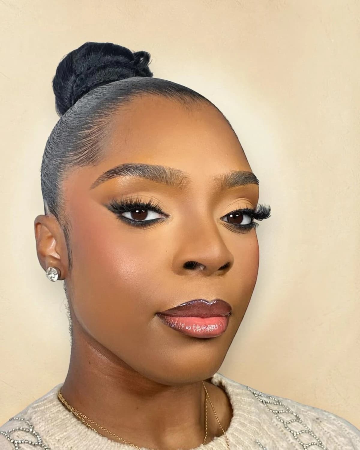 Maquillage nude élégant, débuts du métier — GM Black Queen