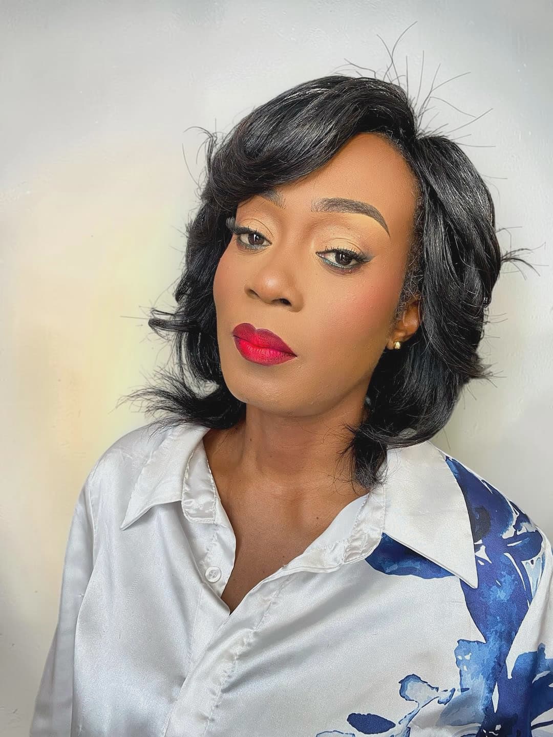 Cliente sublimée, bouche rouge et teint lumineux, peau noire — GM Black Queen