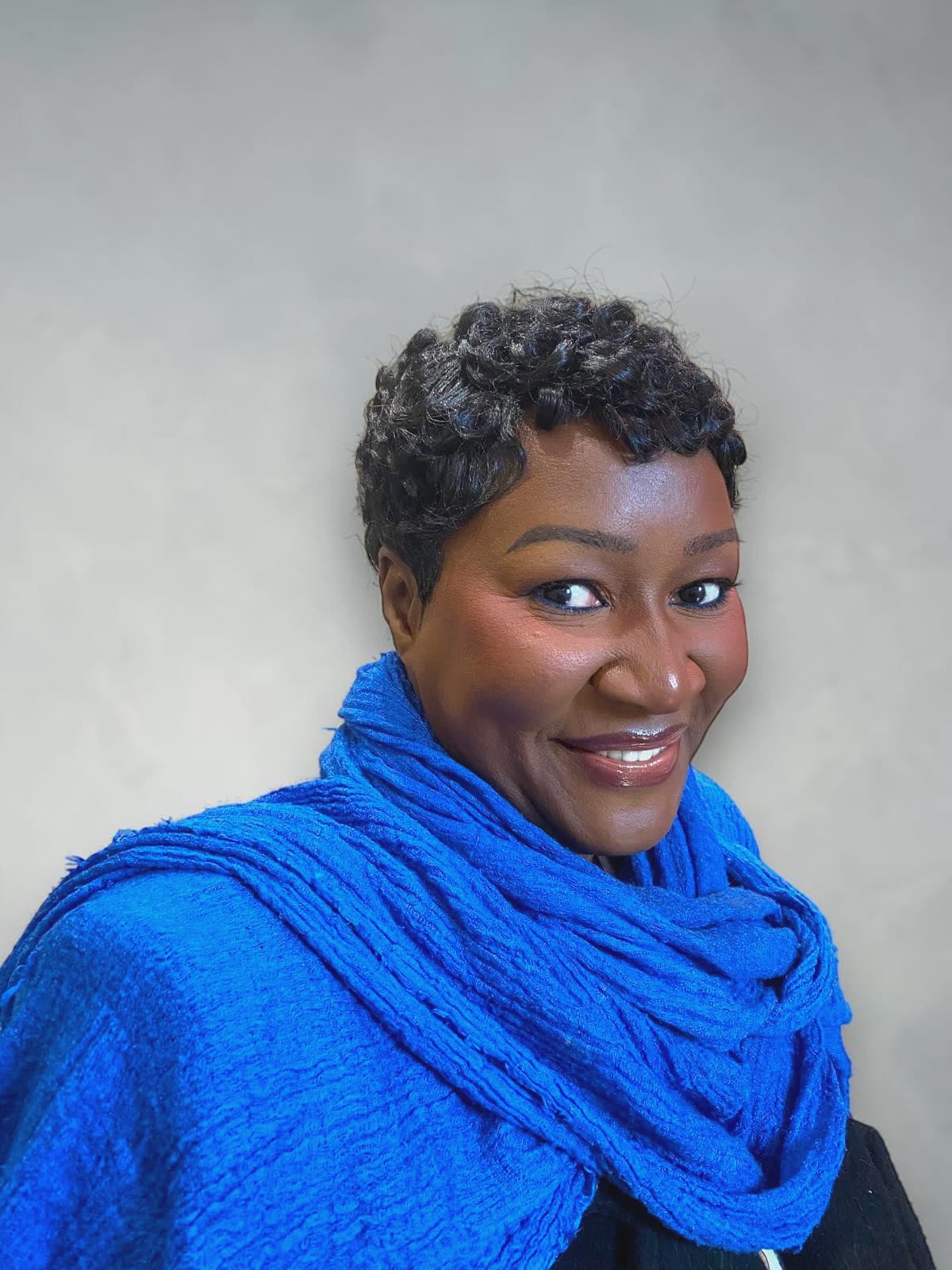 Soft glam naturel et sourire, résultat après apprentissage — GM Black Queen