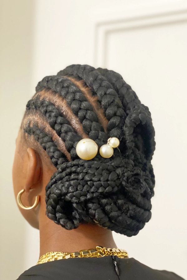 Coiffure élégante avec des boucles bien définies