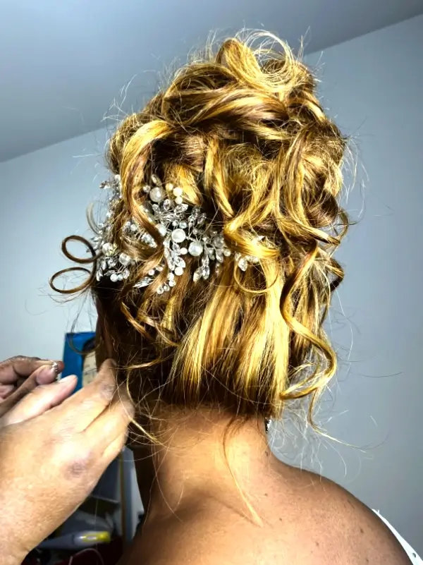 Coiffure glamour avec des ondulations volumineuses