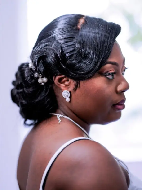 Chignon sophistiqué adapté pour des événements comme les mariages