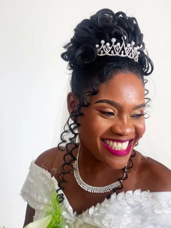 Chignon sophistiqué adapté pour des événements comme les mariages