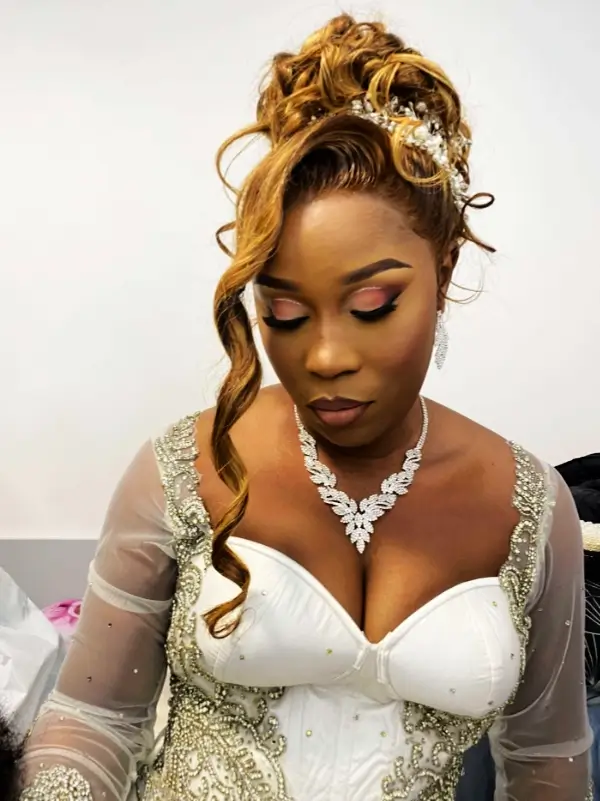Coiffure glamour avec des ondulations volumineuses