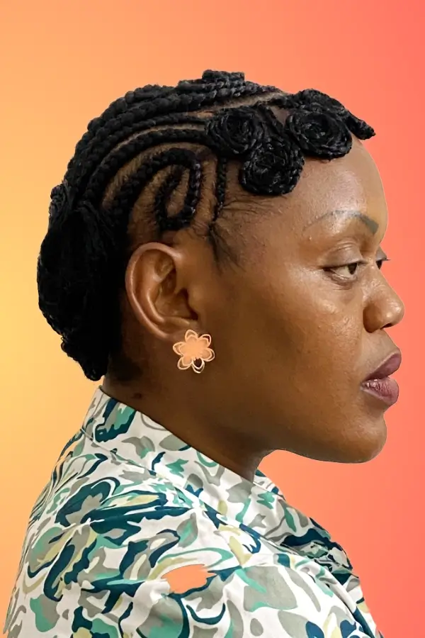 Portrait d'une femme vue de dos, portant un chignon étoile et des nattes collées
