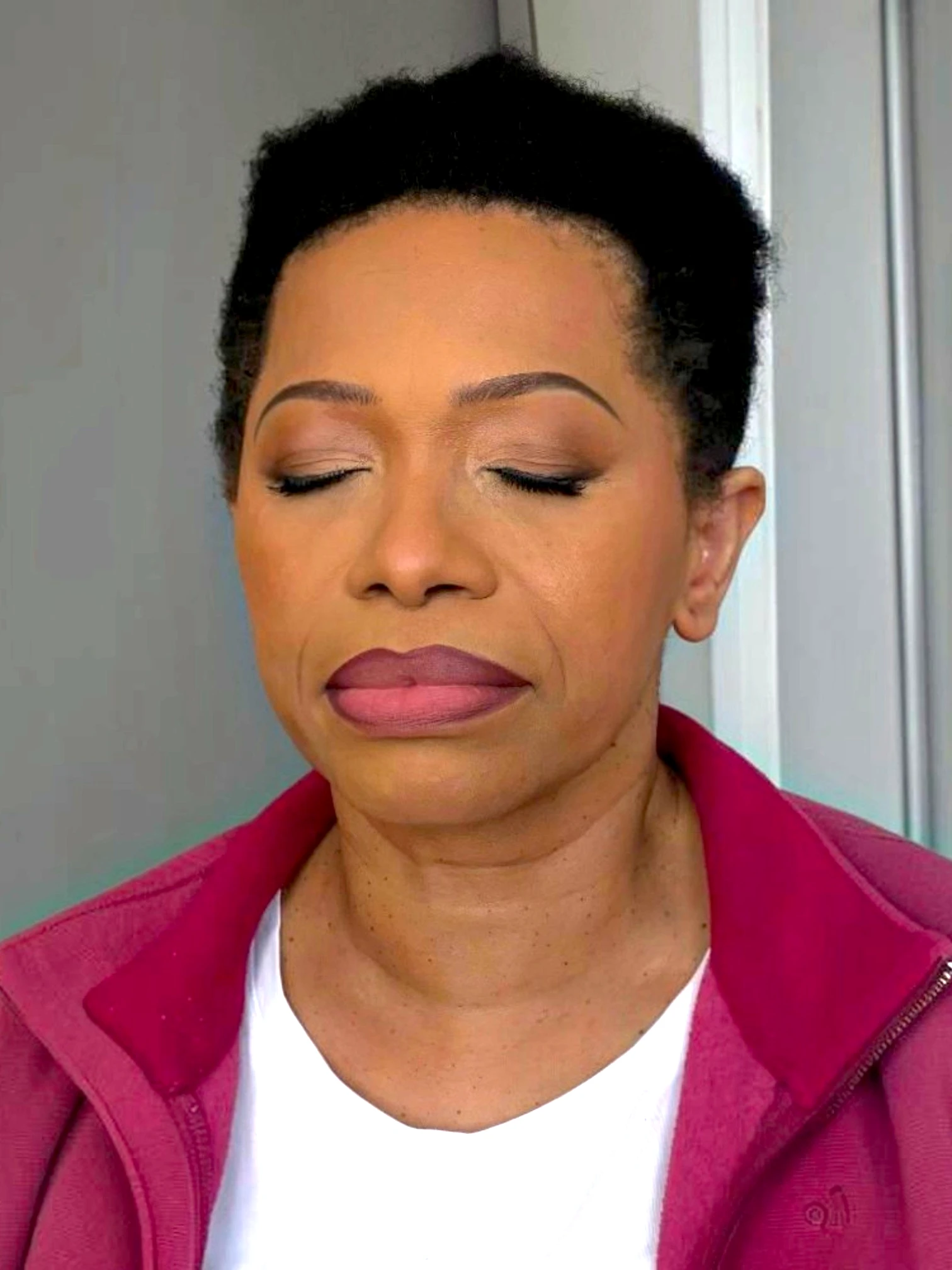Résultat de l'essai de maquillage de mariée sur peau noire : regard fumé en couleurs chaudes tiré vers l'extérieur, fard beige lumineux, bouche nude discrète